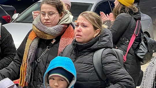 Obrázok VIDEO Nešťastný ukrajinský otec zveril deti úplne cudzej žene, sám cez hranice nemohol