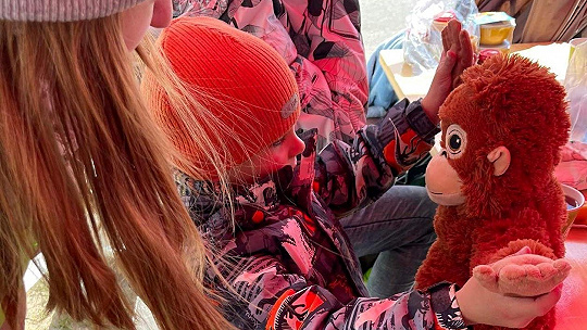 Obrázok Ukrajinské deti dostávajú na objímanie oranžových orangutanov