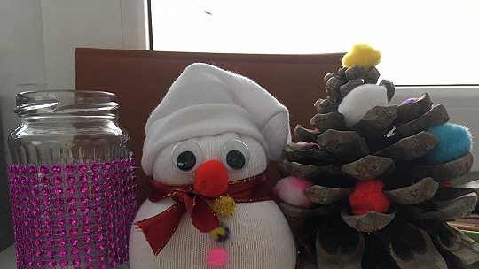 Obrázok Zdobenie s Líviou. Ako vyrobiť milého snehuliaka z ryže a ponožky