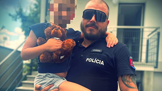 Obrázok Stratený v uliciach, autistický chlapček blúdil Bratislavou, policajti ho našli behať pri plnej štvorprúdovke