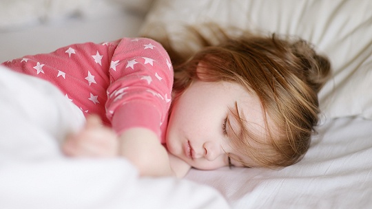 Obrázok Spí vaše dieťa dosť? 5 prekvapujúcich dôvodov, prečo by malo večer skoro do postele
