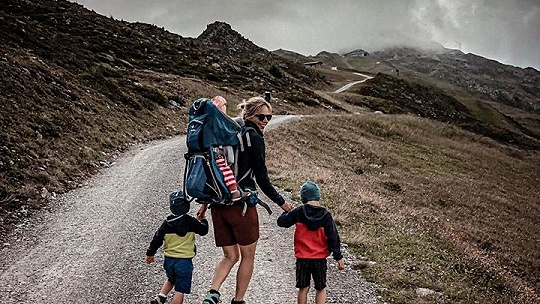 Obrázok Nelyžujú, no hory neopustili. Veronika Velez Zuzulová, Raichovci i ďalší slávni lyžiari na turistike s deťmi
