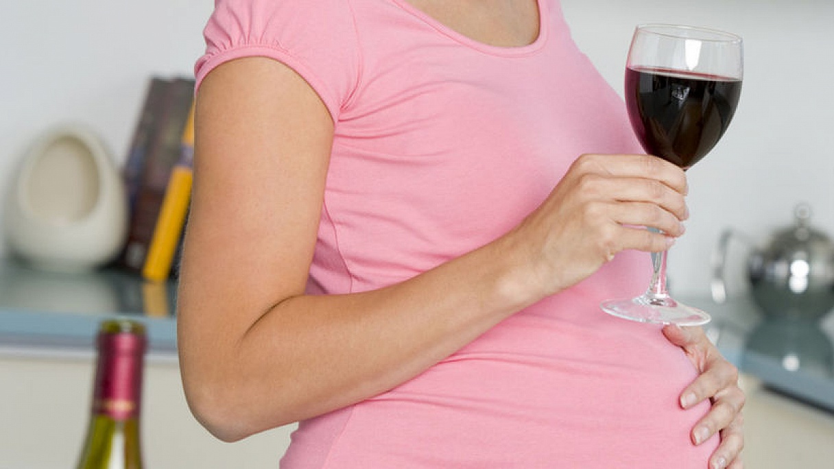 Можно вино при беременности. Алкоголь и беременность. Пьющие беременные женщины. Вино в беременность.