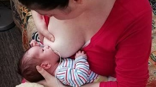 Obrázok Aj žena, ktorá nerodila, môže svoje dieťa dojčiť, dokázala to aj táto mamička trojtýždňového bábätka