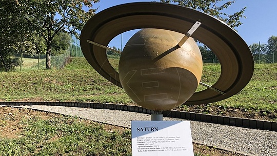 Obrázok V Roztokoch pri Svidníku majú park slnečnej sústavy