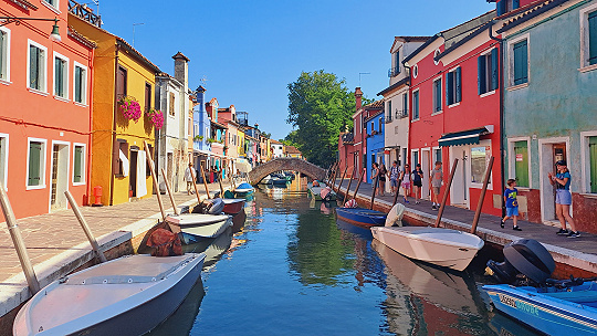 Obrázok Tip na výlet: Na jeden deň v Benátkach, ostrov Burano očarí farbami a atmosférou 