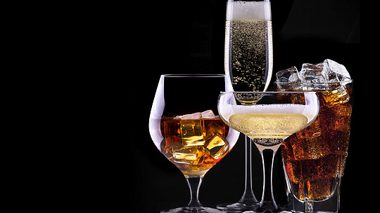 Obrázok Alkohol sa v ľudskom tele metabolizuje prednostne – viete, čo to znamená? Neprežeňte to s pitím na Silvestra!