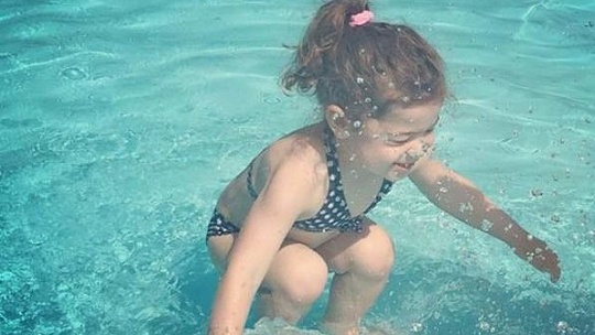 Obrázok Uhádnite! Je dievčatko ponorené alebo skáče do vody?