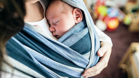 Obrázok Ako nosiť a dojčiť novorodenca v šatke. Pozrite si video