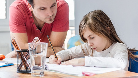 Obrázok Treba si robiť s deťmi domáce úlohy? A dokedy?