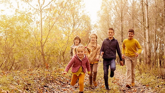 Obrázok Nápady na pohybové aktivity s deťmi vonku aj vnútri. Zn: jeseň nie je prekážkou!