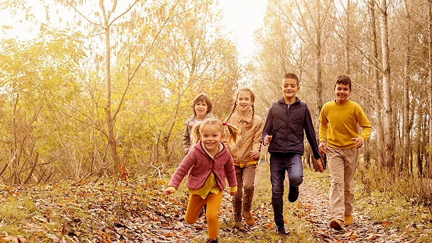 Staré dobré „Poď von!“ Desať dôvodov, prečo by sa deti mali hrať každý deň vonku